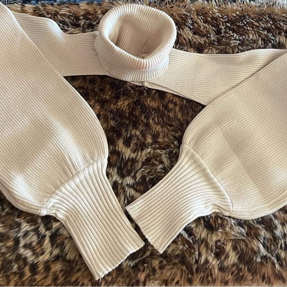 🔥NWT Shoulder Sweater🔥 - Picture 4 of 4